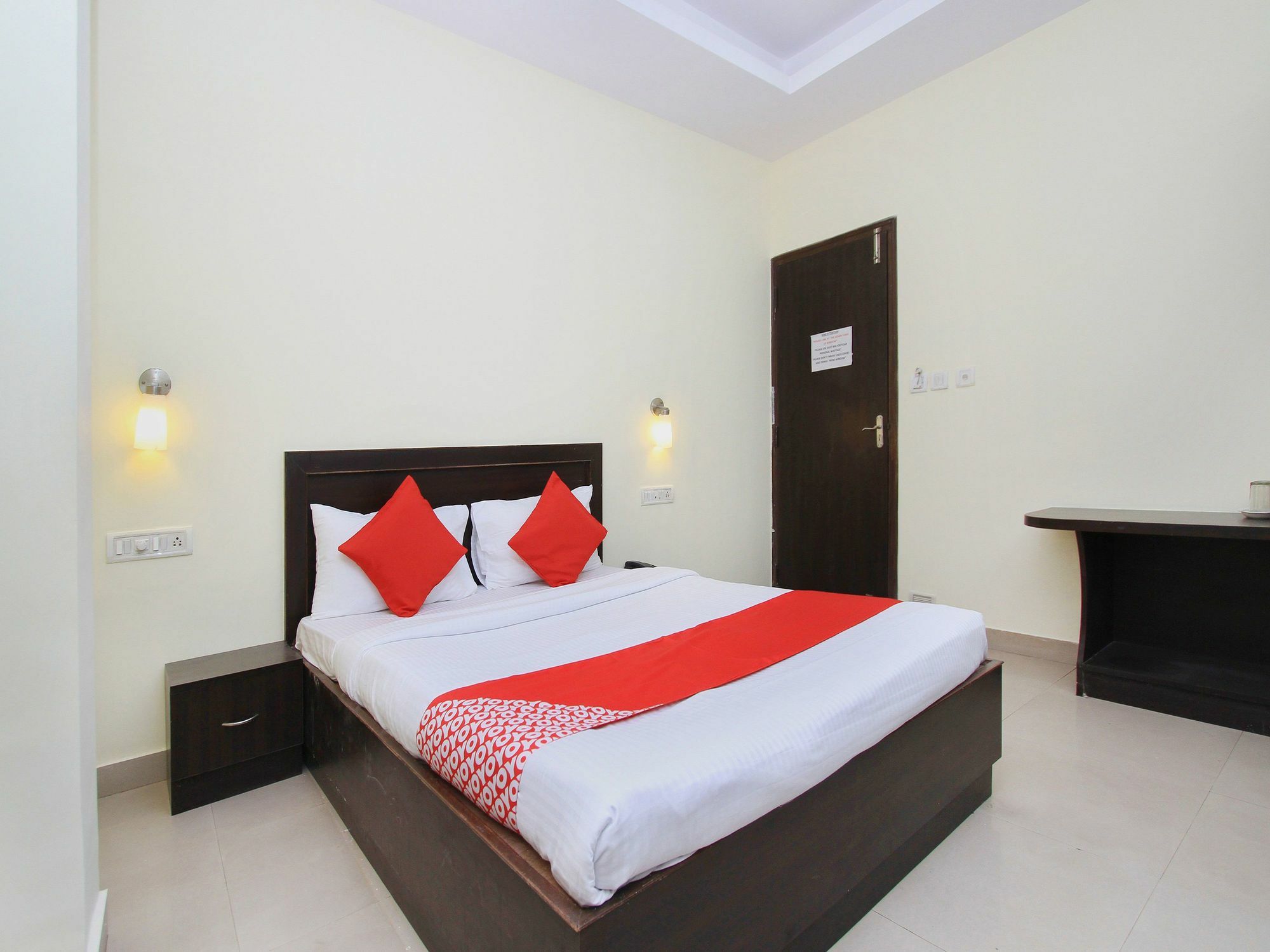 Oyo 345 Hotel Red Mount Aquilla Бангалор Экстерьер фото